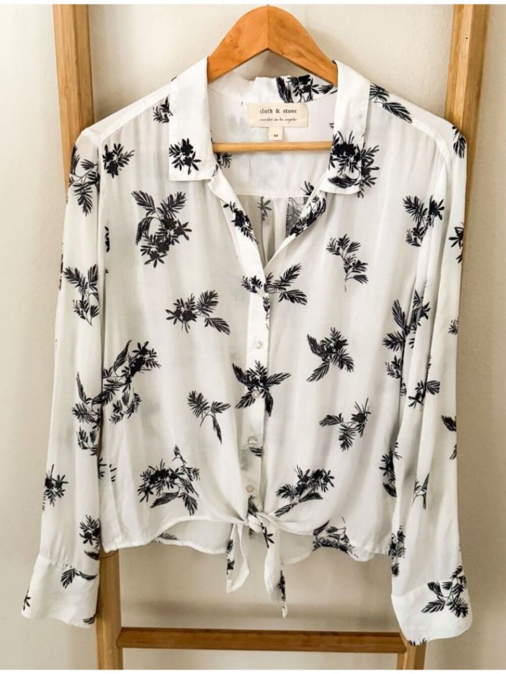 NWOT Anthropologie Cloth & Stone White Black Tropical Tie Front Button Blouse M